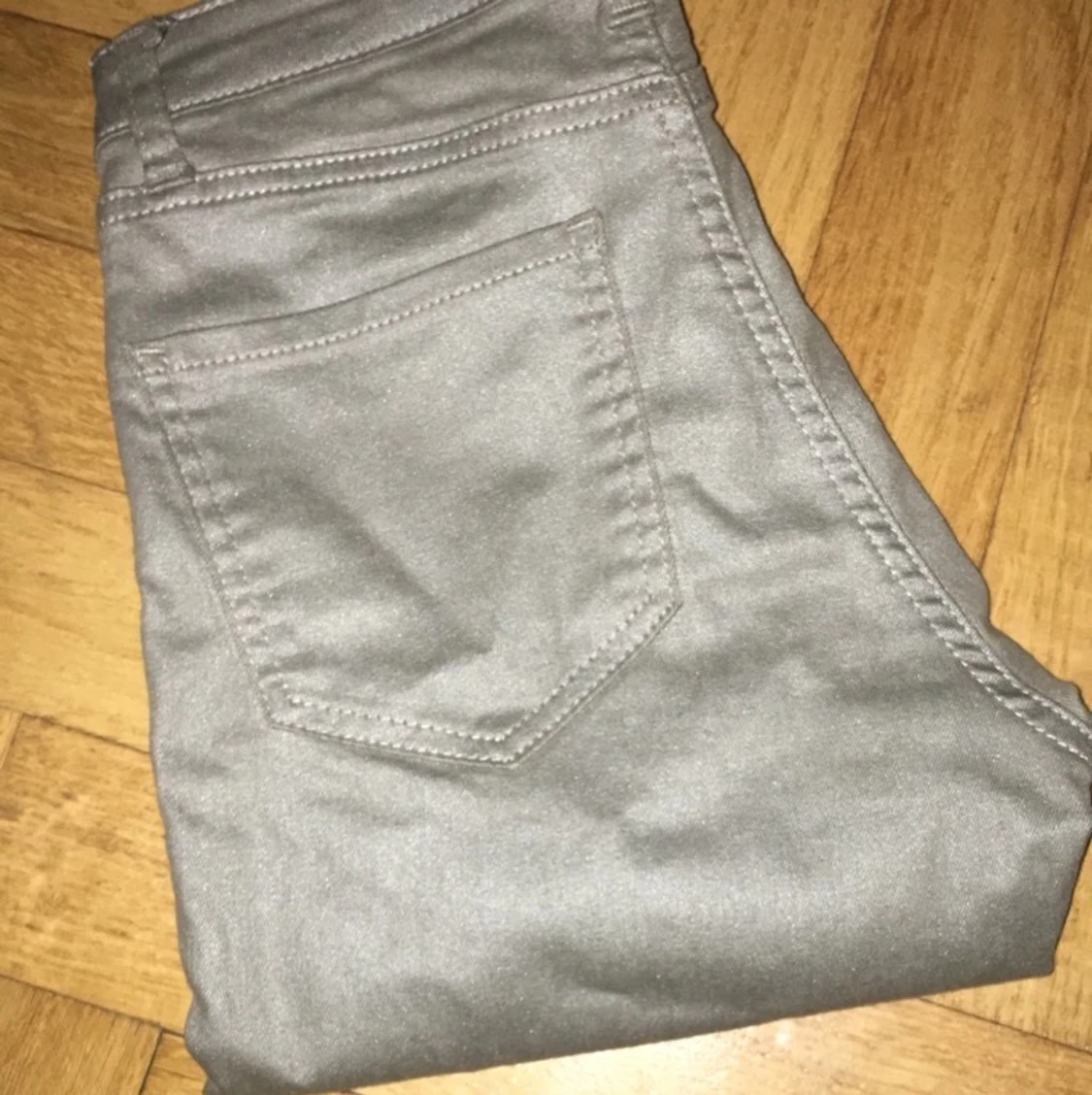 SILVRIGA BYXOR FRÅN LINDEX - 90