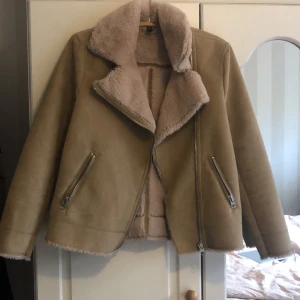 Jacka HM - Säljer denna fina vinterjacka från HM. Den har några år på nacken men är i fint skick, har inte använt den mycket! Så skön varm jacka att ha på vintern ☺️ är en 32 men sitter som en 34. 
