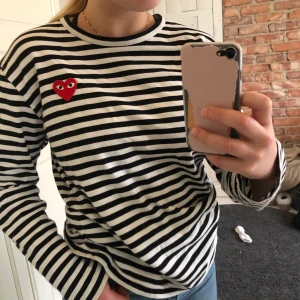 CDG randig tröja långärmad - Plagget sitter otroligt skönt och är inte använt mer än 10 ggr och är i väldigt bra skick med inget att anmärka på.                                                                     Strl. M och passar mig som vanligtvis har S och ibland M kostar ny ca 1200kr