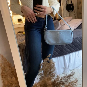 Jeans - Jeans från Dr Denim i modellen Kissy🥰 Storlek XS. 