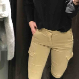  - Snygga cargo jeans från Gina tricot säljes i storlek 34, xs. Sparsamt använda då de inte är min stil, sitter dock skitsnyggt och formar rumpan på ett snyggt sätt!💫