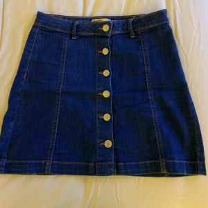  - Fint skick har blivit för liten, jeans tyg med knappar super skön och snygg