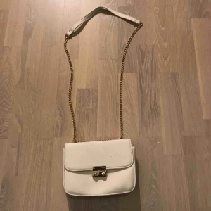  - En ny axelbandsväska ifrån Nakd! Säljes Pga att den inte kommer till användning då jag köpt andra, men superfin och trendig med kedjeband! Frakten står köparen för eller mötas upp vid snabbt köp!💞