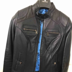  - Säljer min skinn jacka på grund av fel storlek Storleken är M , men passar S.