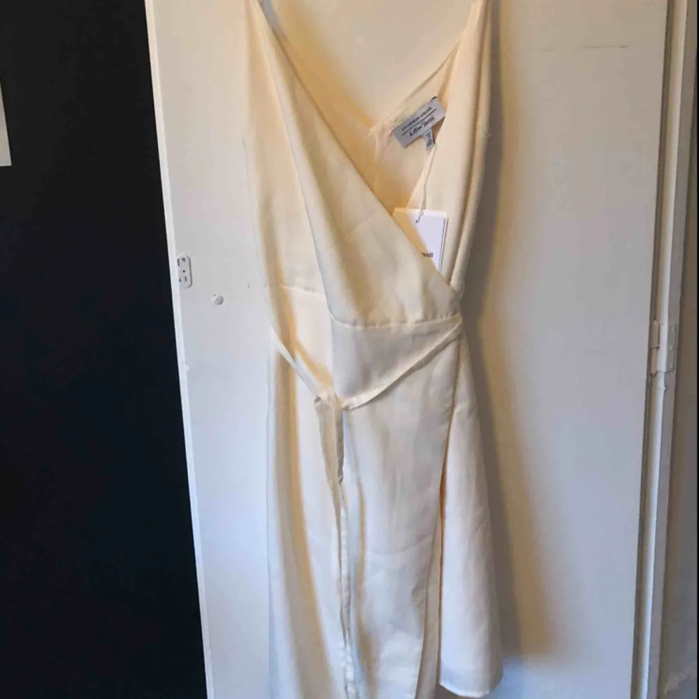 Fin vit klänning från &other stories. Jättebra kvalite och helt oanvänd i storlek 38, prislappen är fortfarande kvar. Köparen står för frakten.. Klänningar.