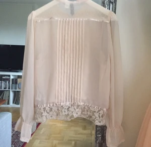  - Transparent puderrosa blus från H&M, använd fåtal gånger. Superfin på!  