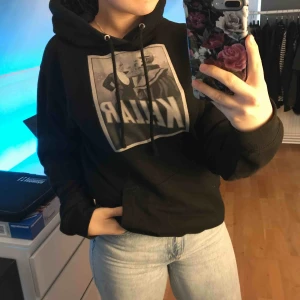  - Jättefin hoodie från the cool elephant. Är i väldigt gott skick och skulle säga att den passar en S också. Köparen står för frakten