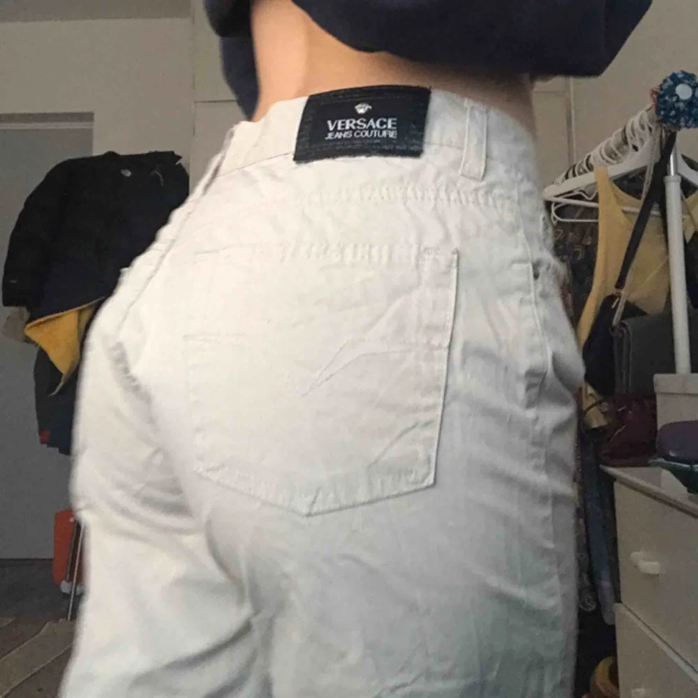 Snygga Versace jeans couture chinos som är i bra skick! Frakt tillkommer🌼. Jeans & Byxor.