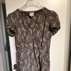  - Den klänning har ägts länge men har blivit för liten för mig att använda, väldigt bra shick😊 + 50kr  Swish funkar också 📲