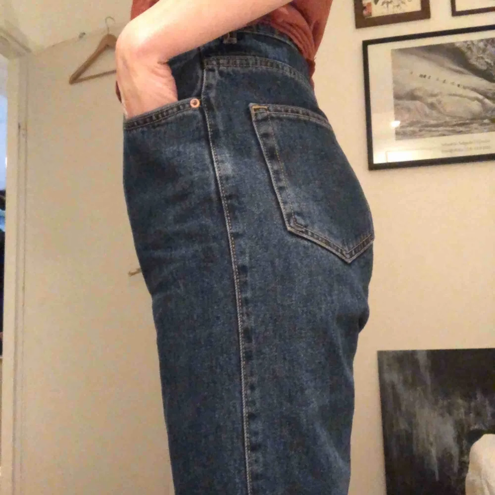 Row jeans från Weekday, raka med hög midja. Möts i Stockholm eller skickar mot frakt!. Jeans & Byxor.