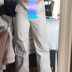  - SKITSNYGGA beiga jeans som är alldeles för små runt midjan på mig o alldeles för långa 😢annars hade de vart favvisar. Hoppas det finns nån annan där ute med mindre midja och längre ben  kanske,  annars sy upp. Innerlängden är ca 75cm, midjan ca 68cm.