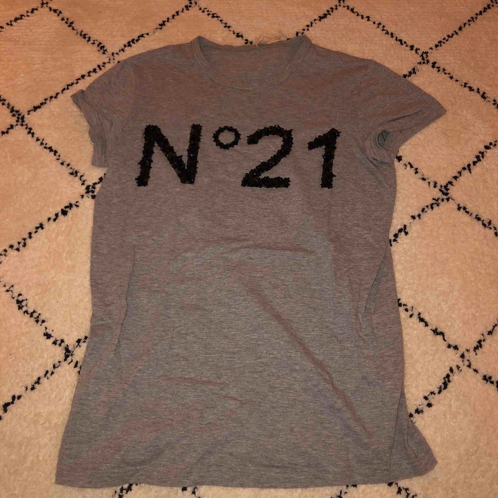 Grå tröja ifrån N°21, knappast använd och i god skick💗. T-shirts.