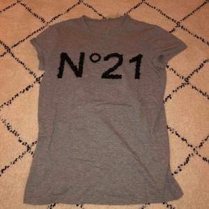 Grå tröja ifrån N°21, knappast använd och i god skick💗