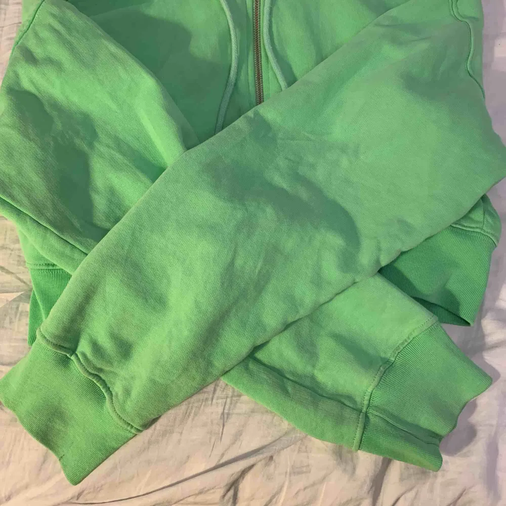 Ljusgrön kort hoodie med dragkedja, mjuk innuti, står s i men den e väldigt oversized så skulle passa på m också. Tröjor & Koftor.