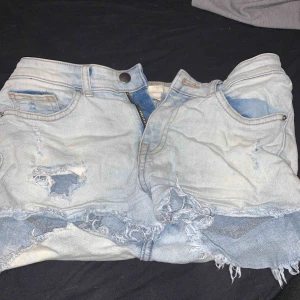  - Fina short! Modellen ska se solblekt ut! Rätt så använda. Korta!   50kr ink. Frakt 50kr 