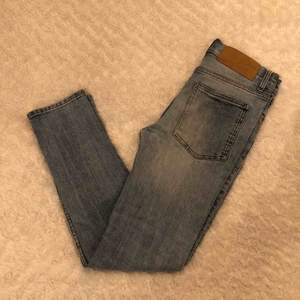 Väldigt fina jeans från Cheap Monday, använda fåtal gånger. Modellen på jeansen är i smal,rak passform. Jensen kostar 400 kr inklusive frakt.