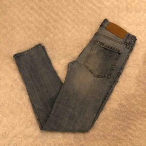  - Väldigt fina jeans från Cheap Monday, använda fåtal gånger. Modellen på jeansen är i smal,rak passform. Jensen kostar 400 kr inklusive frakt.