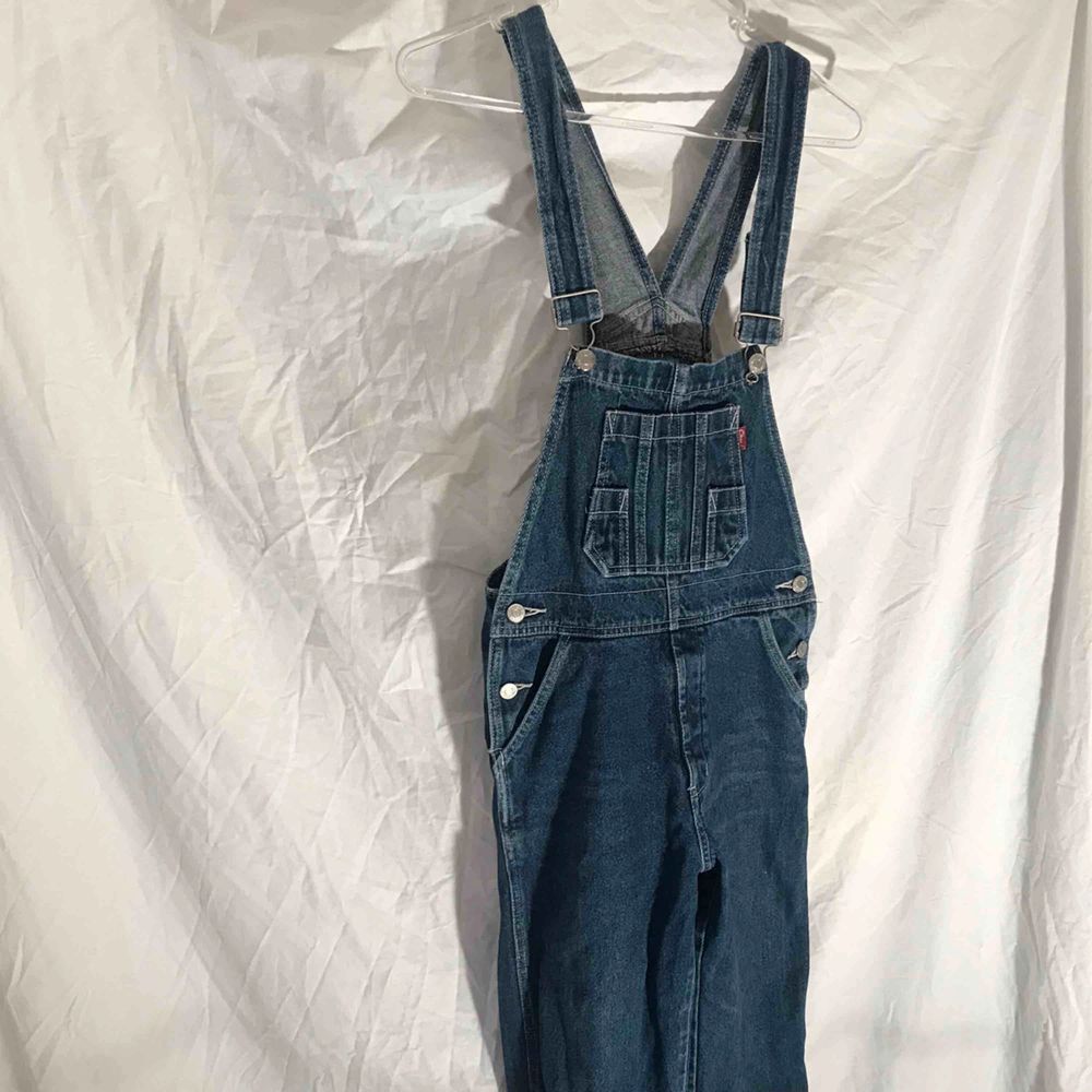 Skitcoola hängselbyxor som passar en aningen kortare person( jag är 176 cm o de är lite för korta för mig😊). Frakt 79kr. Jeans & Byxor.
