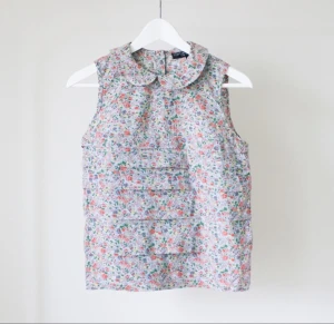  - Småblommig top från Topshop Petite, 100% bomull. Peter pan-krage med knäppning där bak, fem gömda knappar. Bra skick! Finns i Stockholm.