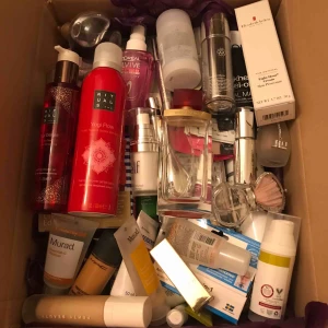  - En beautybox med 100 st skönhetsprodukter. Värde över 10 000kr! Vissa är helt nya och vissa använda. Allt har självklart rengjorts. Bilderna är några sneakpeaks, likaså hashtagen. 😉