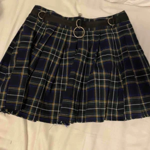  - Sjukt snygg Rutig kjol med detaljer från Currentmood. Köpt på dollskill för ca 3 år sedan och enbart testad. 