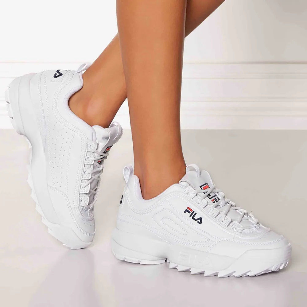 100% oanvänd vit sneakers från FILA (kommer med paket) ✨   Modell Disruptor Low White   Ord.pris 1099 kr     PM för mer bilder!    Köparen står för frakt!. Skor.