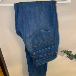  - Jeans med låg midja 