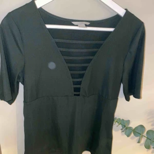  - Urringad t-shirt från HM. oanvänd 