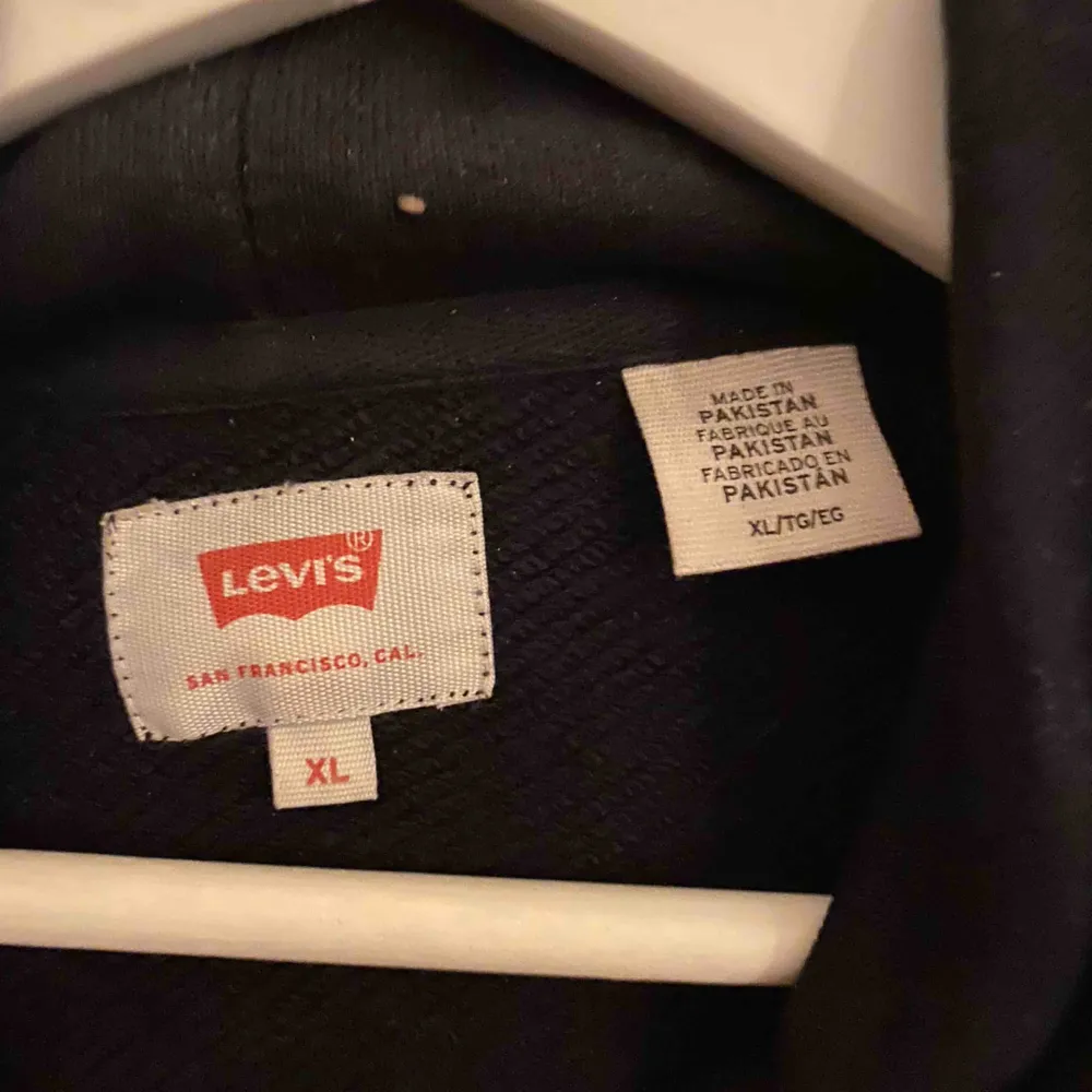 Svart hoodie från Levis, storlek XL! Bra skick. . Hoodies.