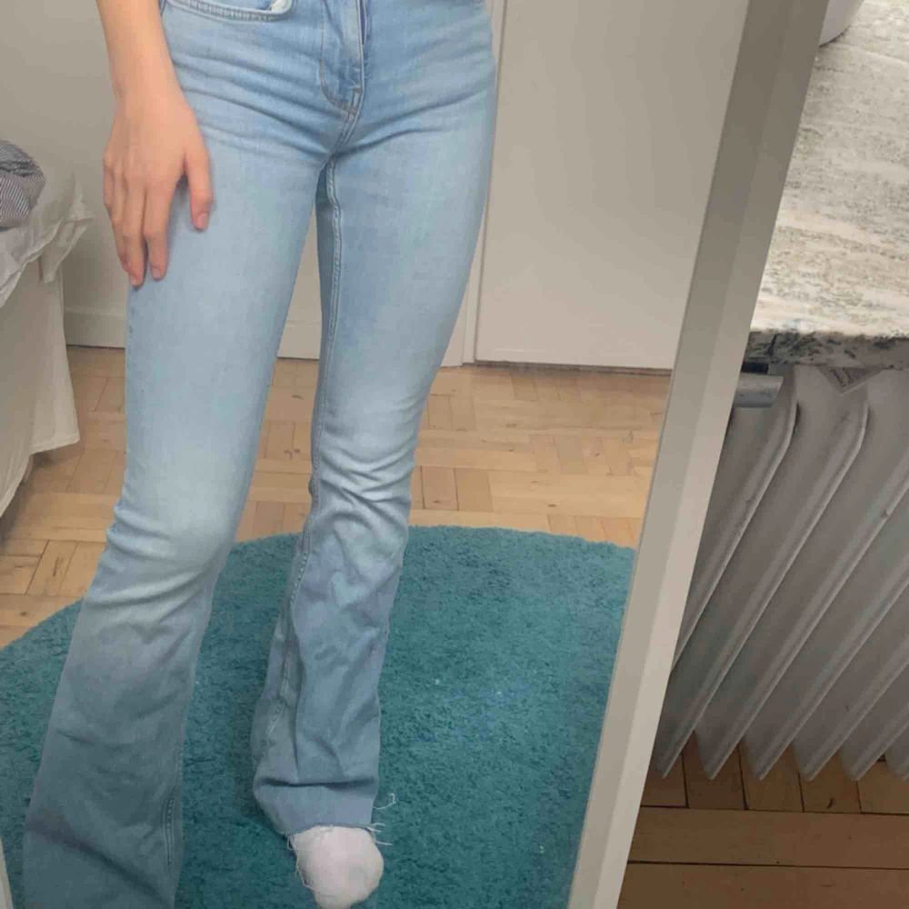 Säljer mina fina ljusblå bootcut jeans från Zara! Köpte för ett halvår sedan ungefär och inte använda särskillt mycket. Upplever dom lite väl tajta och därav säljs dom! De har en pytte liten ljusgrön tuchfläck på låret. Inget man tänker på. Jeans & Byxor.