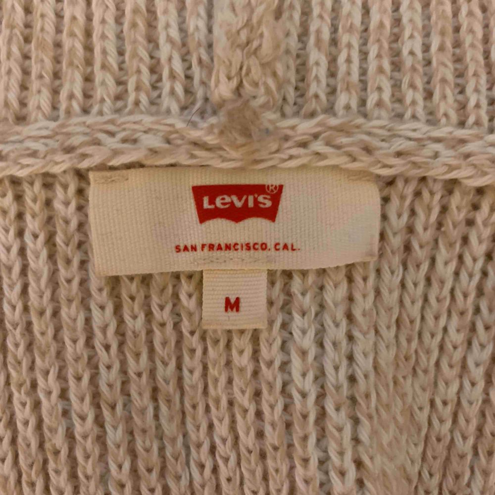 Säljer min stickade hoodie aktiga tröja ifrån Levi’s. Superfin beige färg och såååå skön! Säljer pga att den inte används längre. Nypris 568kr. Köparen står för frakten, kan mötas upp i Sthlm🦋. Stickat.
