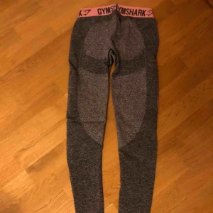  - Säljer mina Gymshark flex leggings i storlek S. Använda 1-3 gånger så i princip nyskick🧡 Kan mötas upp i Lund, annars förekommer frakt⭐️