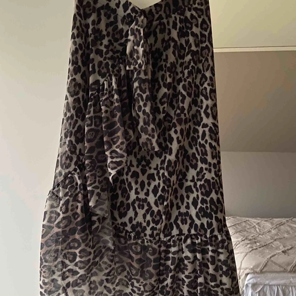 Supersnygg och skön leopard kjol från Gina. Slutar lite under knät, endast använd 1 gång. Fraktkostnad 30 kr (köpare står för frakt). Nypris- 299 kr (finns inte längre i sortimentet). Kjolar.