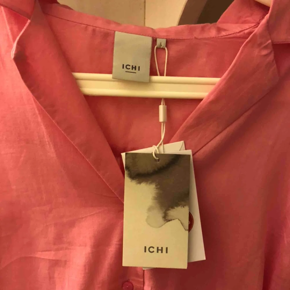 Jätte vacker skjorta ifrån ICHI. Köpt för ca 1 vecka sen alltså helt ny och oanvänd. Passar mig som har M. 50kr + frakt. Skjortor.