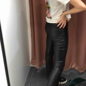  - Svinsnygga skinnbyxor från Hm med slits vid fötterna. Passar M-S. Köparen står för frakten.
