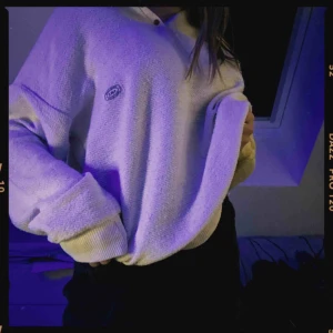  - Vit mysig tröja med knappar upptill 💕