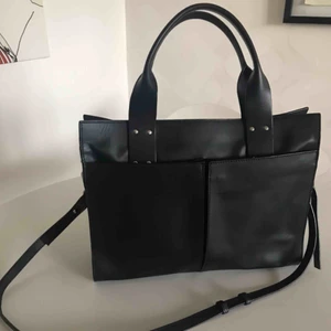 Vera väska i svart läder - Väska i svart läder från Wera, endast använd ett fåtal gånger. Svart innerfoder i bomull, rymligt innerfack. 400:- inkl frakt, tar Swish.