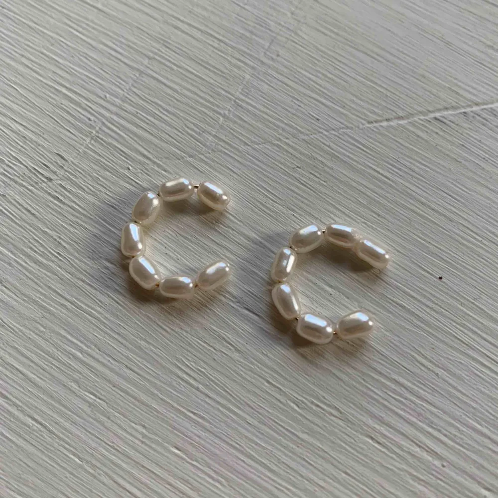 Två pärl-ringar som jag tror är från HM! De ge att justera lite grann. Aldrig använda🦋 30kr styck eller båda för 50! Frakt tillkommer på 11kr. Accessoarer.