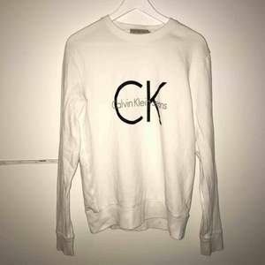 Calvin Klein tröja till salu! Använd runt 8-12 gånger, köptes i butik för 1199kr, storleken är M och leveransen ingår i priset