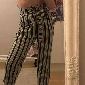  - Säljer dessa randiga paperbag byxor i jättebra skick:)  Frakt tillkommer men kan även mötas upp i Göteborg eller Alingsås 