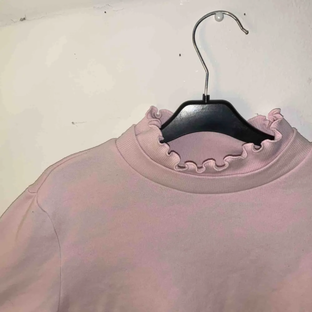 Superfin ljusrosa sweatshirt från MONKI med världens finaste polokrage 😍  Frakt tillkommer. Mer bilder kan skickas vid förfrågan.. Toppar.