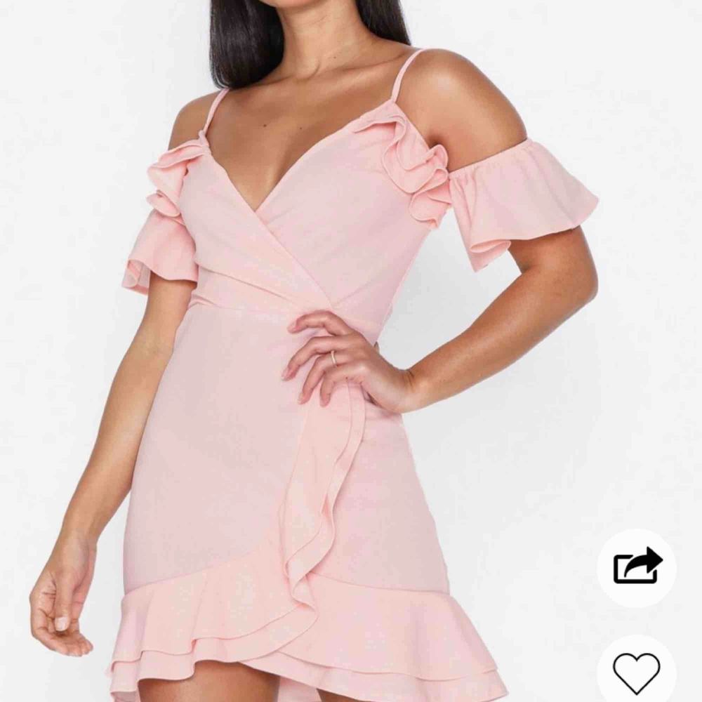 Säljer en oanvänd söt rosa klänning från Nelly . Klänningar.