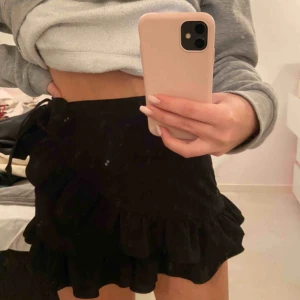  - Säljer denna omlottkjol/shorts då den inte kommer till användning längre. Köparen står för frakt 