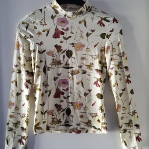 Monki tröja - Blommig tröja från Monki. Storlek XS men stretchig. Fraktkostnad blir 46kr.