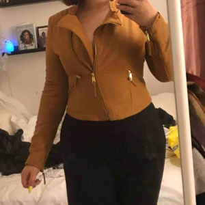  - Suede jacka från H&M.