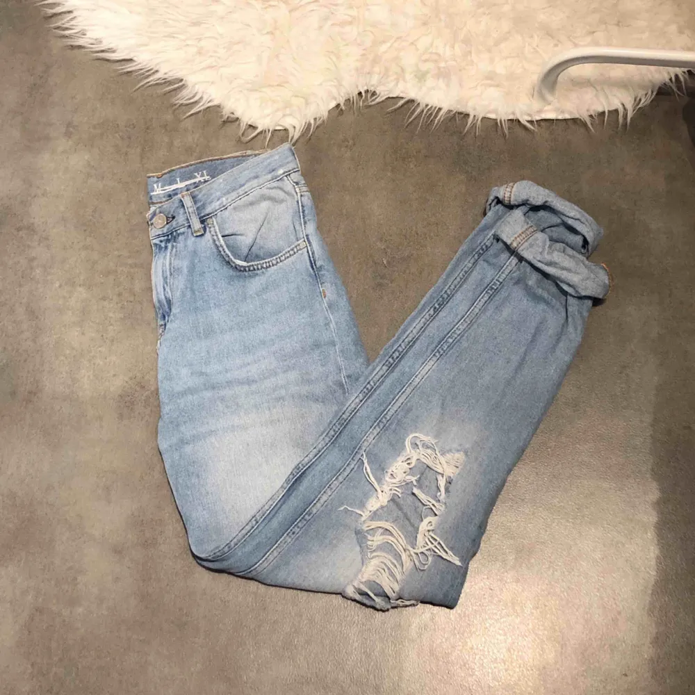 Ett par jeans med slitningar. Använda ett fåtal gånger på grund av att dem är lite för stora för mig, är vanligtvis en xs. Byxorna är från Bikbok. . Jeans & Byxor.