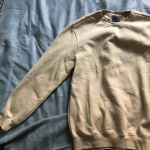  - Säljer en beige sweatshirt från H&M, den är knappt använd. Säljer pga att den inte kommer till användning för mig. Storlek S (lite oversize)