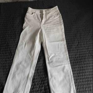 Strlk 24 w30,knappt använda,raka jeans från weekday modell row
