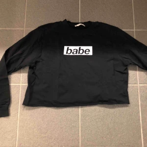  - Croppad tjocktröja med tryck på. Fint skick.