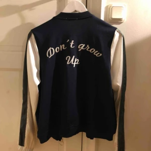  - College ”vintage” look-a-like jacka från Zara. Köpare står för frakt, kan mötas i Nacka eller ev annan plats🙏🤠